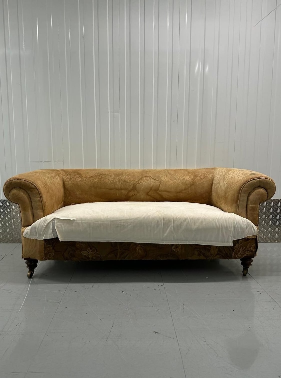 Chesterfield sofa for reupholstery 01 expanded